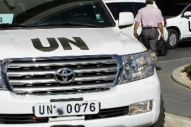 
	Carros da ONU: na noite de quarta, uma segunda equipe formada por 12 especialistas chegou &agrave; capital s&iacute;ria, e agora o n&uacute;mero de inspetores &eacute; de 27
 (AFP)