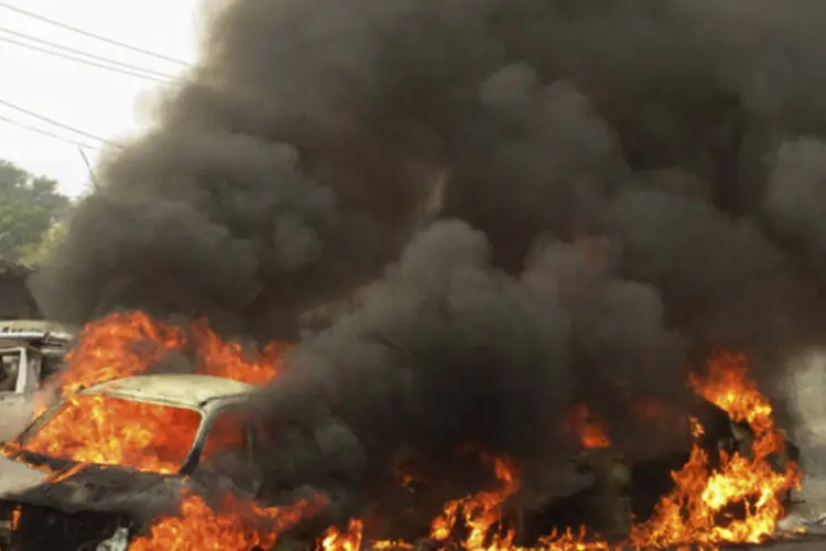 
	Carros em chama ap&oacute;s atentado em Peshawar, no Paquist&atilde;o
 (REUTERS)