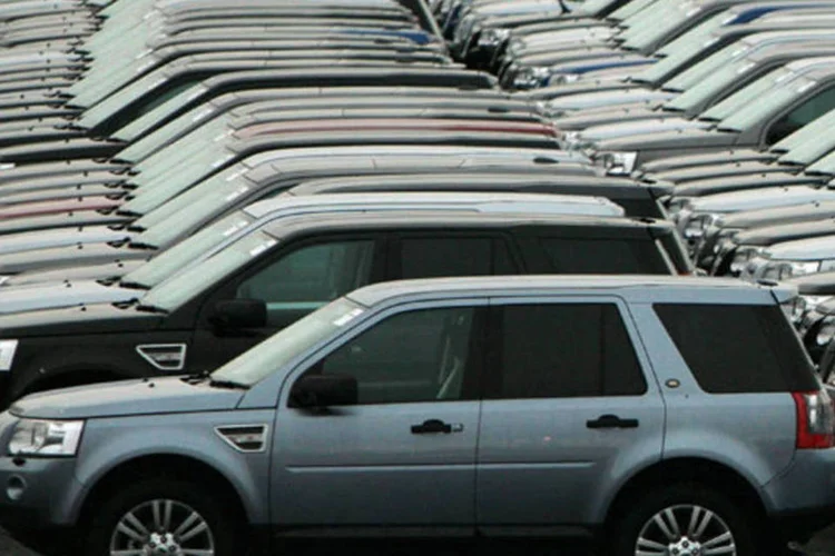 
	Carros estacionados da Rand Rover: o novo patamar do c&acirc;mbio e da queda sens&iacute;vel da confian&ccedil;a do consumidor motivaram a queda
 (Christopher Furlong/Getty Images)