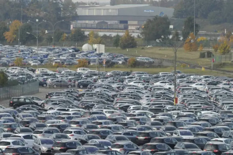Carros no estacionamento da fábrica da Ford em Genk, na Bélgica (REUTERS/Laurent Dubrule)