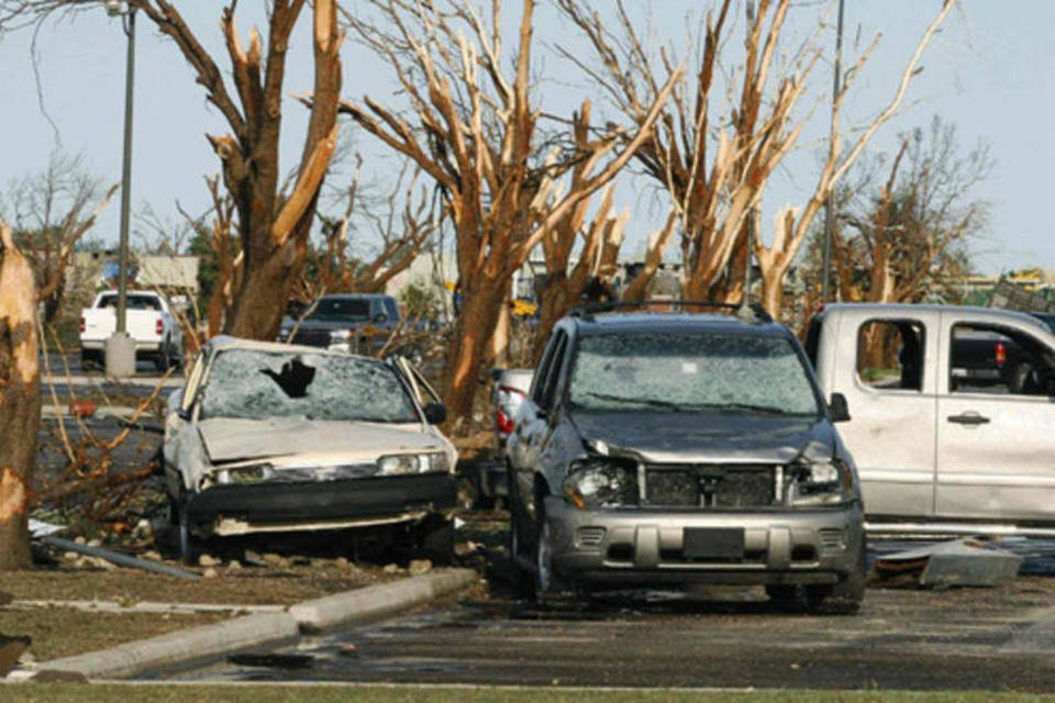 
	Carros e &aacute;rvores danificados ap&oacute;s a passagem do tornado em Oklahoma City: o tornado foi um dos mais violentos, registrando velocidade at&eacute; 320 quil&ocirc;metros por hora
 (REUTERS/Bill Waugh)