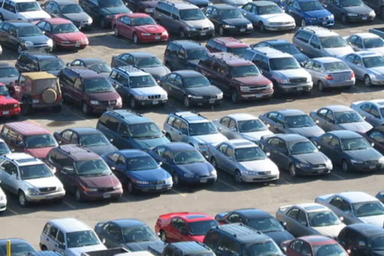 
	Carros parados em estacionamento: taxa para a compra de carros, subiu 0,3 ponto percentual &ndash; de 20,9% para 21,2% ao ano
 (Stock.xchng)