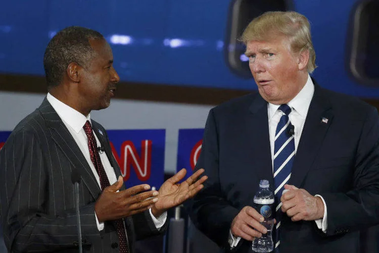 Os pré-candidatos presidenciais do Partido Republicano, Dr. Ben Carson (E) e Donald Trump, em debate da CNN (Lucy Nicholson/Reuters)
