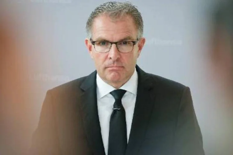 O CEO da Lufthansa, Carsten Spohr, participa de uma entrevista coletiva no aeroporto de Frankfurt (Christoph Schmidt/AFP)