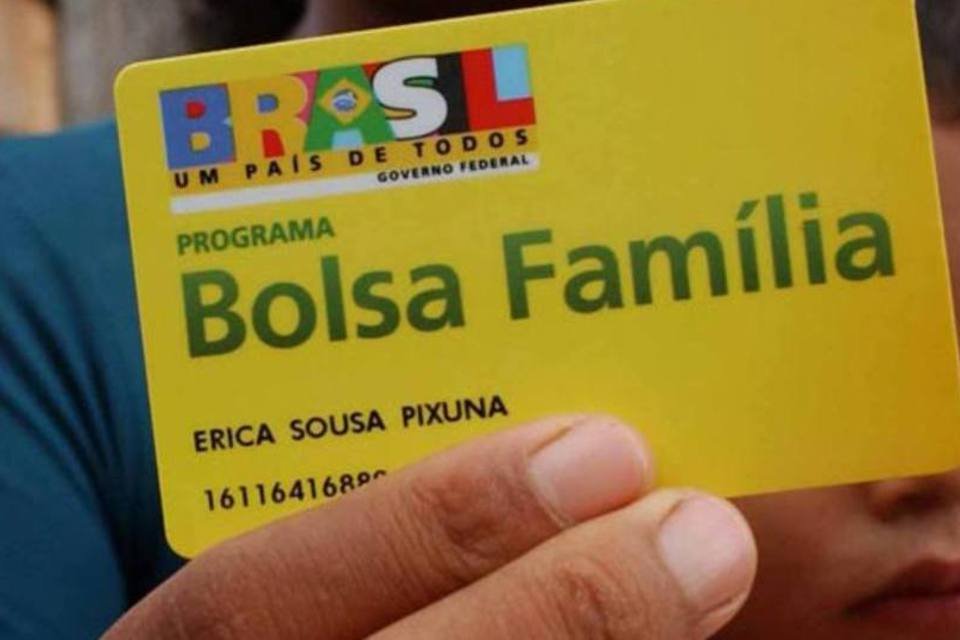 MP apura descarte de cartões do Bolsa-Família em lixão