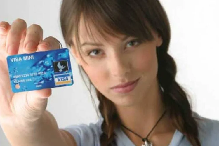 Cartão da Visa: pesquisa da empresa mostra que cartão de débito já é mais usado que dinheiro nas compras de 51 a 200 reais (Divulgação)