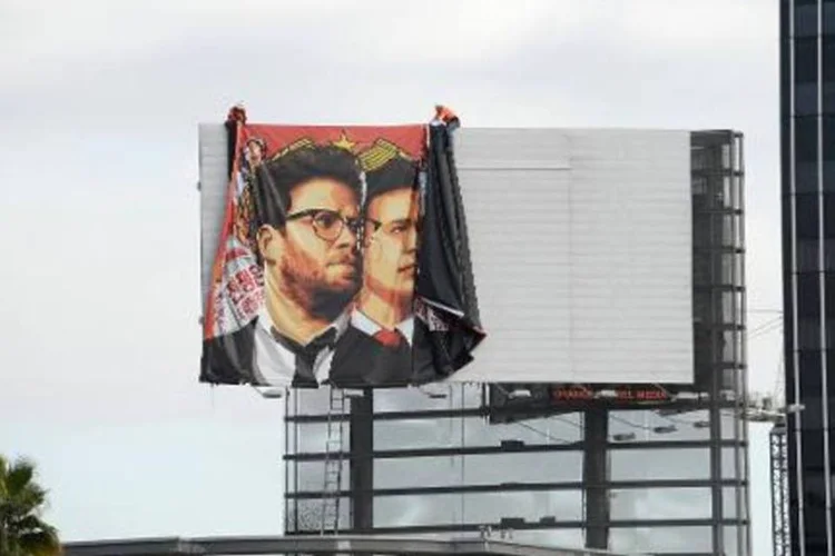 Cartaz do filme "A Entrevista", motivo do ciberataque contra a Sony, é retirado por funcionários da empresa (Robyn Beck/AFP)