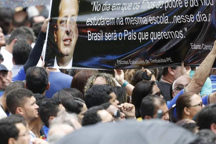 
	Recife: Milhares se reuniram para dar adeus ao candidato.
 (Reuters/Paulo Whitaker)