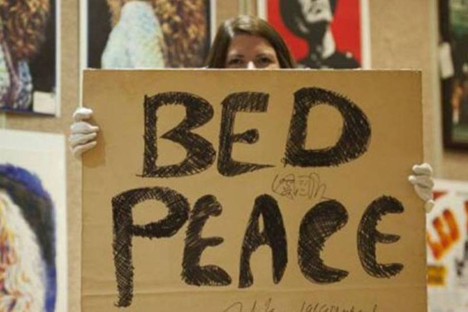 Cartaz 'Bed Peace' de Lennon vendido por 113 mil euros