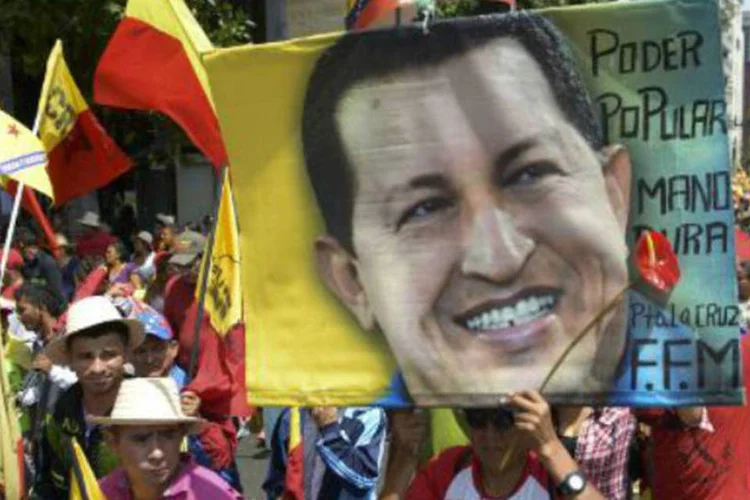 Manifestantes exibem um cartaz com a imagem de Hugo Chávez: projeto foi apresentado em Buenos Aires pela embaixada da Venezuela (Raúl Arboleda/AFP)
