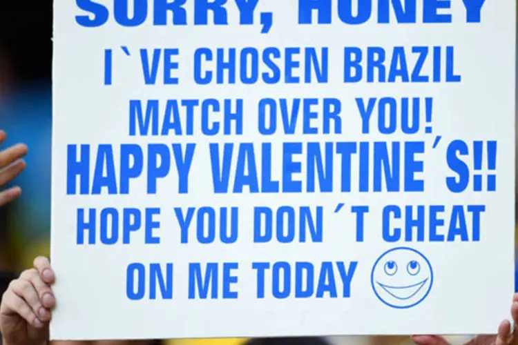 Cartaz de torcedor sobre Dia dos Namorados e a Copa do Mundo (Getty Images)