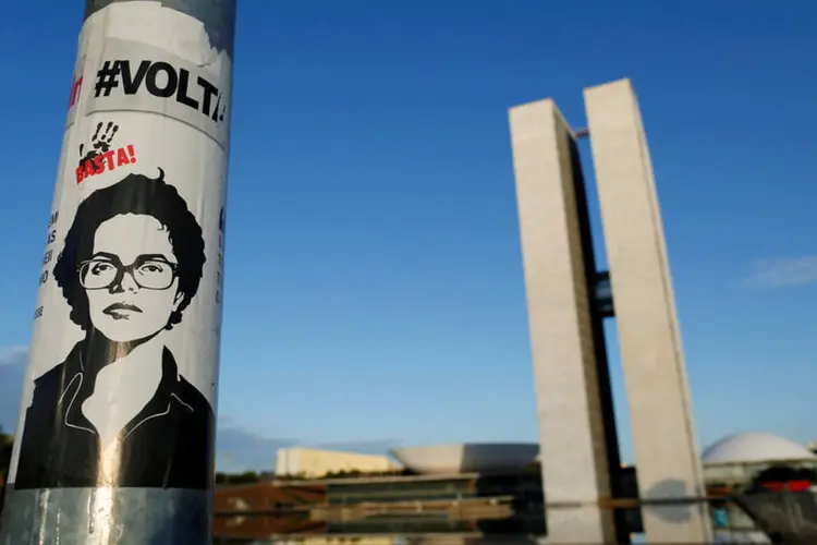 Cartaz com imagem de Dilma Rousseff durante Ditadura Militar em frente ao Congresso Nacional - 29/08 (Reuters)