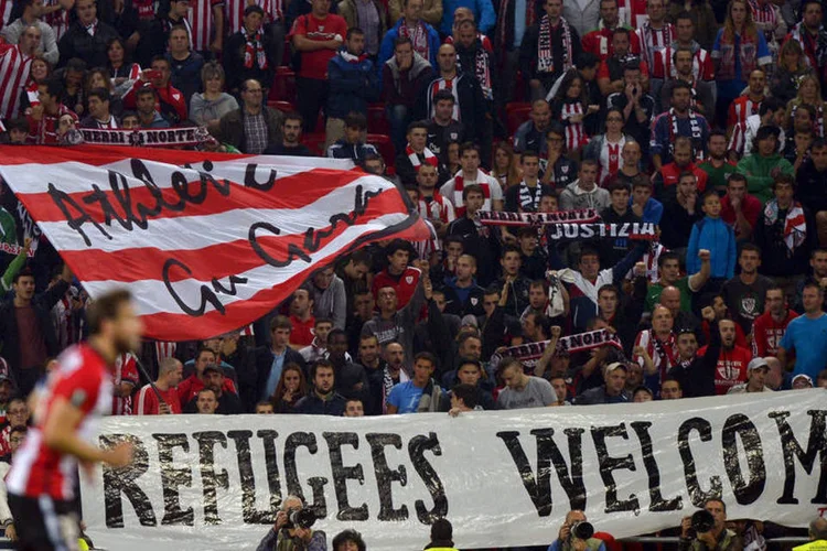 
	Cartaz diz &quot;Refugiados bem-vindos&quot; durante jogo da UEFA: gerente aceitou as condi&ccedil;&otilde;es da Prefeitura e informou que n&atilde;o permitir&aacute; que os refugiados treinem sem pagar as cotas
 (Reuters / Vincent West)