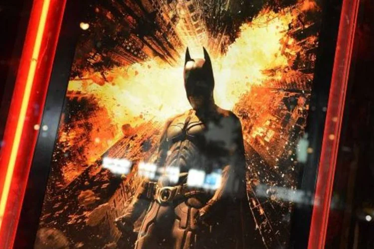 Cartaz do filme "Batman: O Cavaleiro das Trevas Ressurge" um dia antes do massacre no Colorado (Mike Coppola/Getty Images)