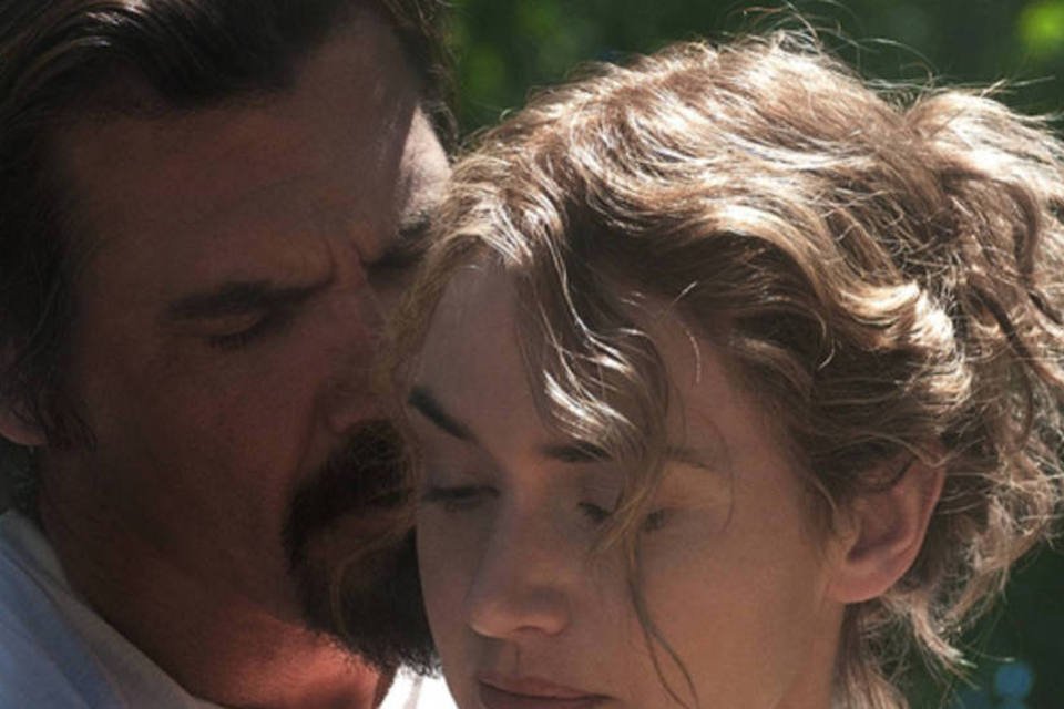 Kate Winslet vive divorciada que se envolve com fugitivo