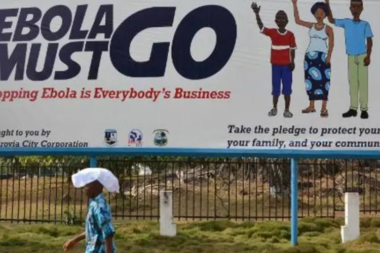 Cartaz com informações sobre o ebola na capital da Libéria, Monróvia (Zoom Dosso/AFP)