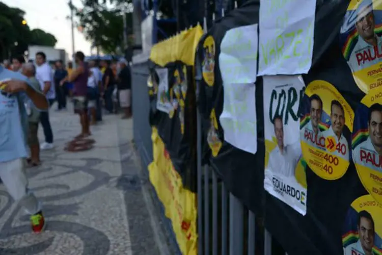 
	Admiradores pregam cartazes com imagens de Eduardo Campos no Pal&aacute;cio do Campo das Princesas
 (Fernando Frazão/Agência Brasil)
