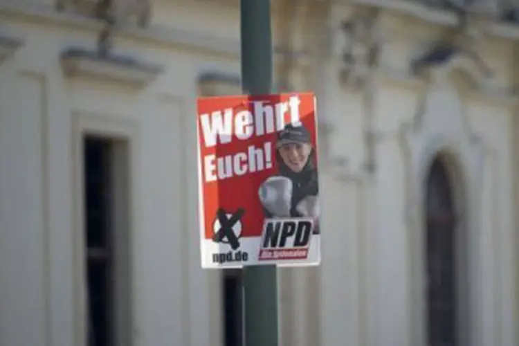Cartaz do NPD diante do museu judeu em Berlim: o partido, com 6,9 mil militantes, é considerado o principal refúgio de neonazistas da Alemanha (Odd Andersen/AFP)