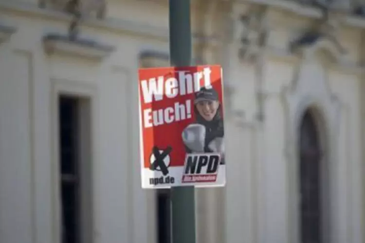 Cartaz do NPD diante do museu judeu em Berlim: o partido é abertamente racista, antissemita e revisionista
 (Odd Andersen/AFP)