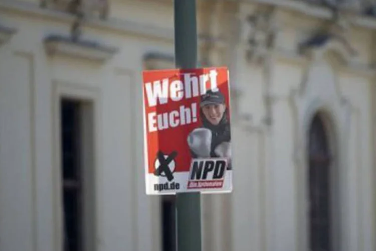 Cartaz do NPD diante do museu judeu em Berlim: o partido é abertamente racista, antissemita e revisionista
 (Odd Andersen/AFP)