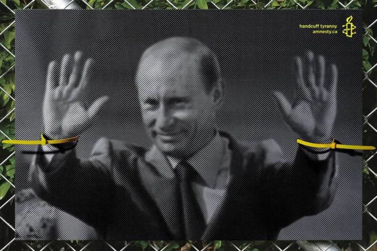 Cartaz da Anistia Internacional mostra o presidente russo, Vladimir Putin, com "algemas" (Reprodução)