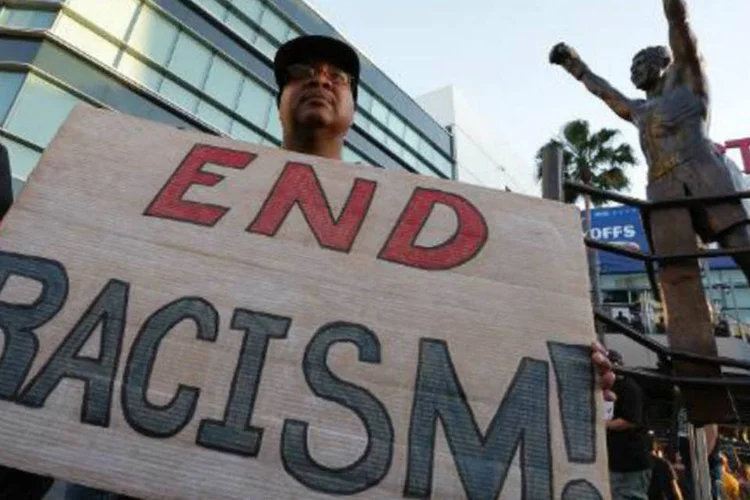 
	Cartaz em manifesta&ccedil;&atilde;o contra o racismo, em Los Angeles, nos EUA
 (Jonathan Alcorn/AFP)