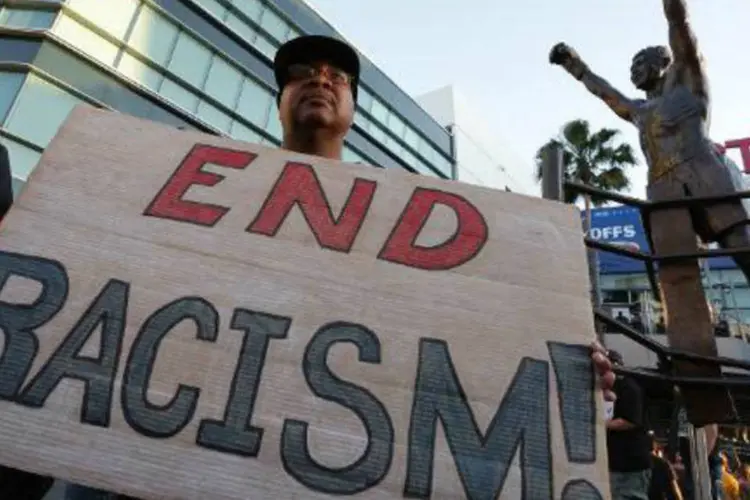 Cartaz em manifestação contra o racismo, em Los Angeles, nos EUA (Jonathan Alcorn/AFP)