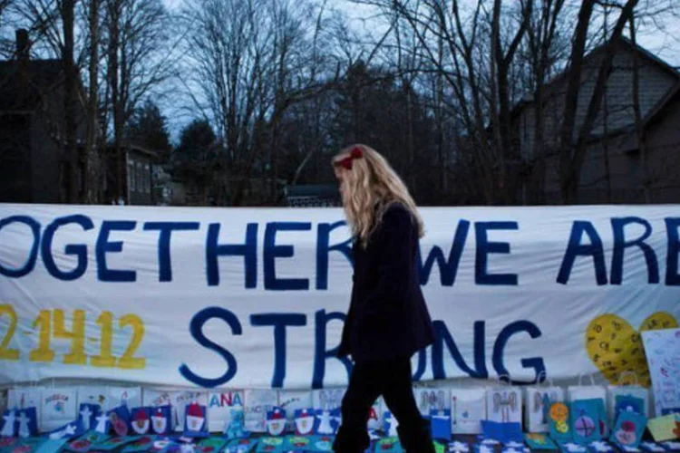 Mulher passa por memorial criado para as vítimas da escola Sandy Hook, em Newton (©afp.com / Andrew Burton)