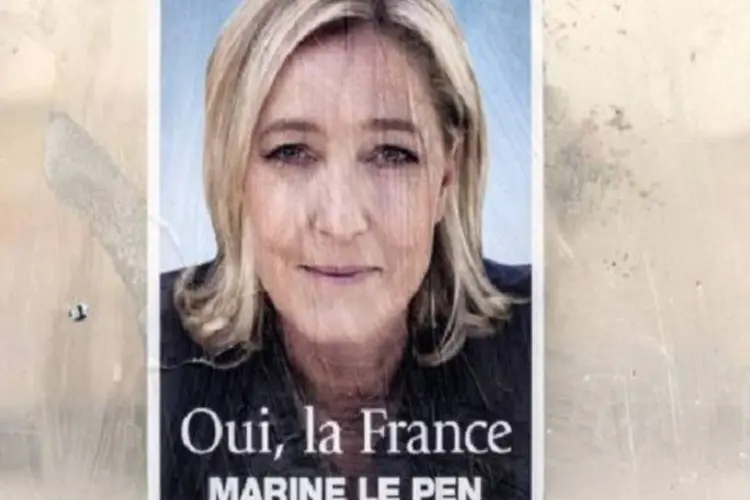 Cartaz de campanha de Marine le Pen (AFP/Archives / Jeff Pachoud)