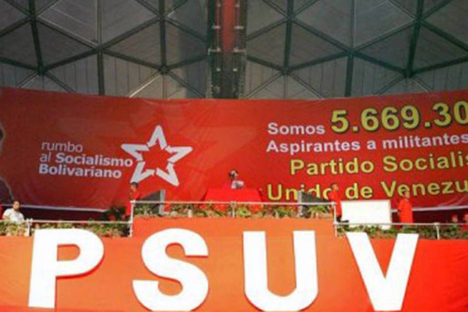 Partido expulsa governador que criticou governo Chávez