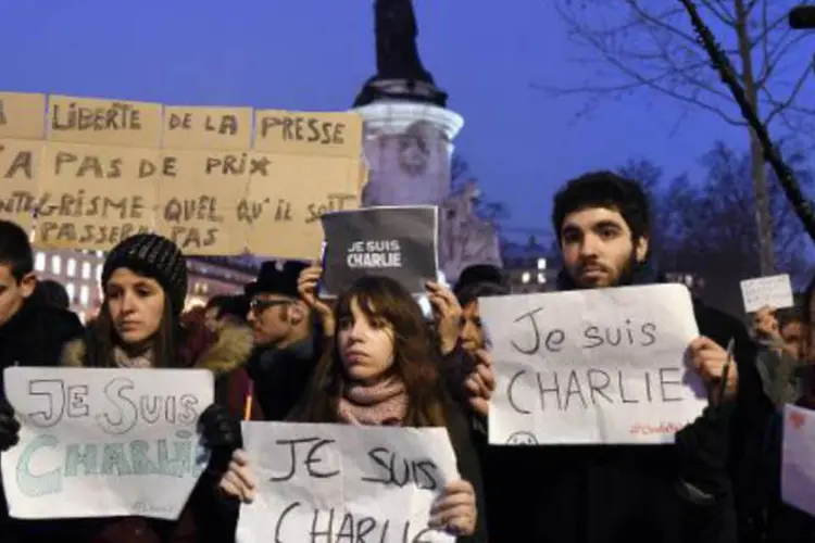 Cartazes com os dizeres "Eu sou Charlie" em Paris: ataque provocou indignação em todo o mundo (Dominique Faget/AFP)