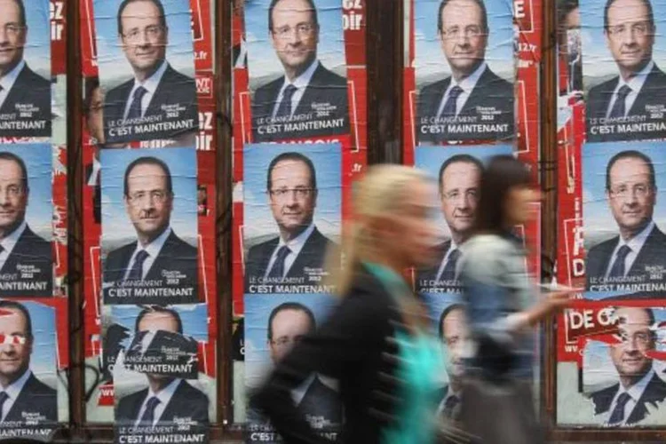 Franceses escolhem entre François Hollande (cartazes) e Nicolas Sarkozy nesse final de semana (Getty Images)
