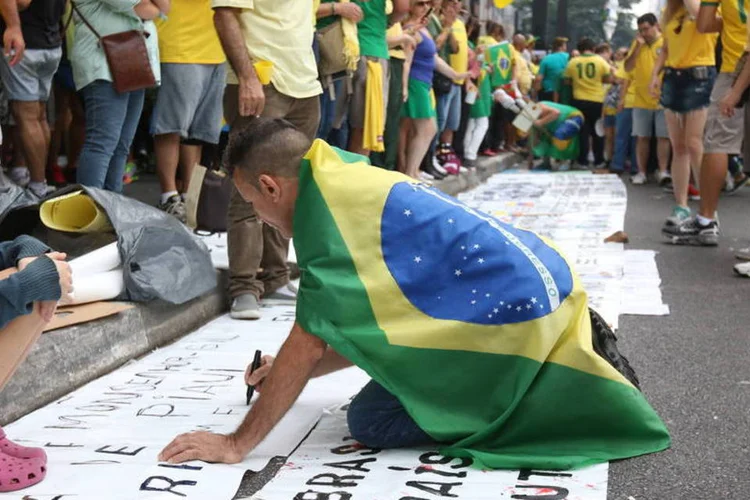 
	Cartazes pedindo o impeachment foram confeccionados durante a manifesta&ccedil;&atilde;o
 (André Lopes/Exame.com)