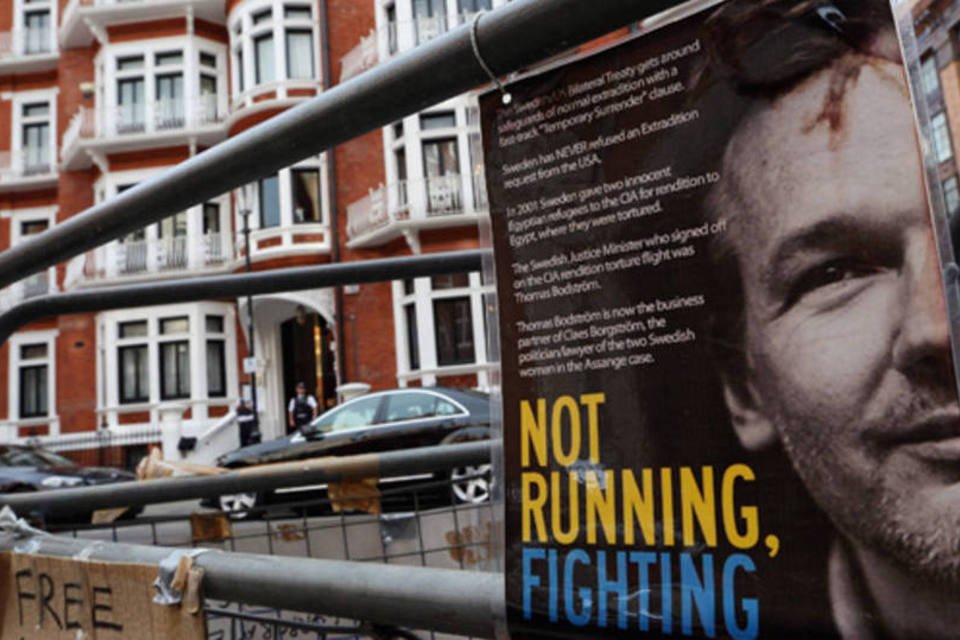 Manifestantes comemoram concessão de asilo a Assange