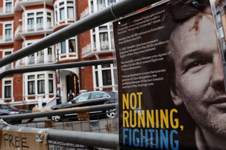 Cartazes em apoio ao ativista Julian Assange: durante o confinamento de seu fundador no Reino Unido, o WikiLeaks continuou revelando relatórios secretos (Oli Scarff/ Getty Images)