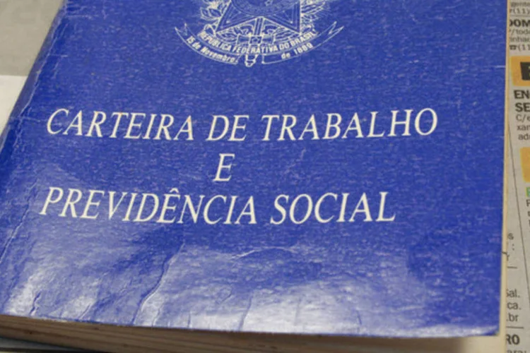 
	Carteira de trabalho: no primeiro trimestre, a taxa havia subido 0,8 ponto percentual
 (Marcos Santos/USP Imagens)