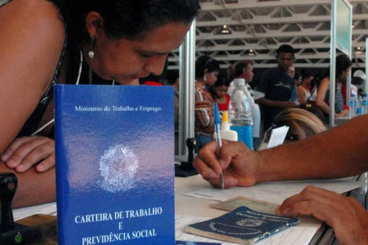 
	Carteira de Trabalho: entre os 27 munic&iacute;pios das capitais, Salvador registrou a maior taxa de desemprego (16,1%) e o Rio de Janeiro a menor (5,1%
 (Marcello Casal Jr/ Agência Brasil)