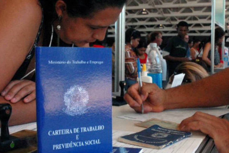 Número de trabalhadores com carteira assinada cresce