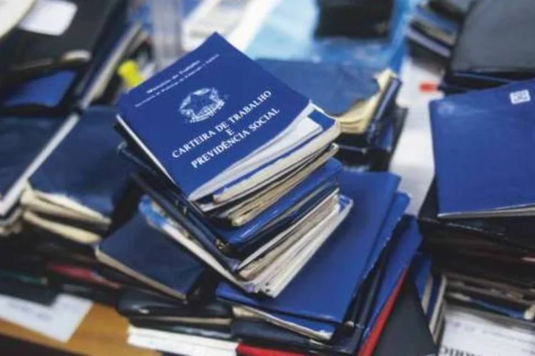 
	Carteiras de trabalho: os contribuintes individuais s&atilde;o trabalhadores que n&atilde;o t&ecirc;m qualidade de empregado, por exemplo, aut&ocirc;nomos e propriet&aacute;rios de empresas.
 (Jorge Rosenberg/Veja)