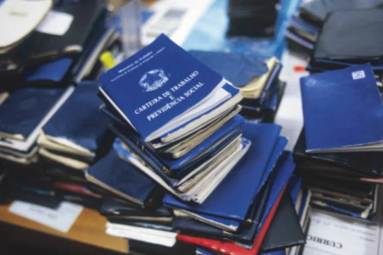 Trabalhadores sem carteira assinada não tem benefícios como seguro desemprego e licença maternidade (Jorge Rosengerb/VEJA)