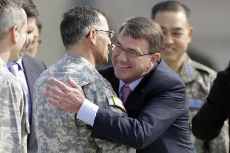 Secretário de Defesa americano, Ashton Carter, abraça general Curtis Scaparrotti ao chegar a Pyeongtaek, ao sul de Seul (Lee Jin-Man/AFP)