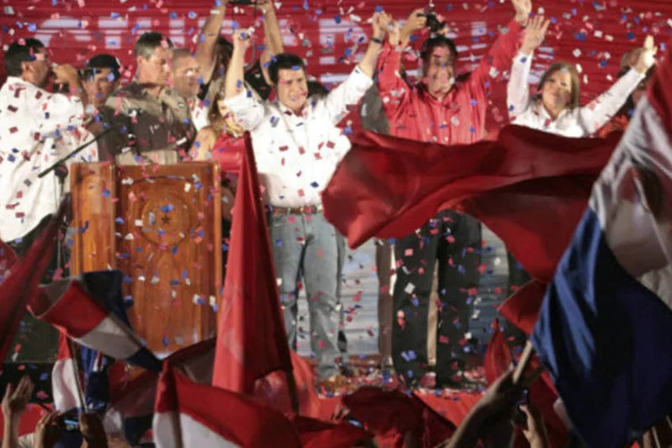 
	Horacio Cartes, do Partido Colorado, comemora sua vit&oacute;ria nas elei&ccedil;&otilde;es presidenciais do Paraguai:&nbsp;cerca de 500 observadores supervisionaram o pleito paraguaio.
 (REUTERS)
