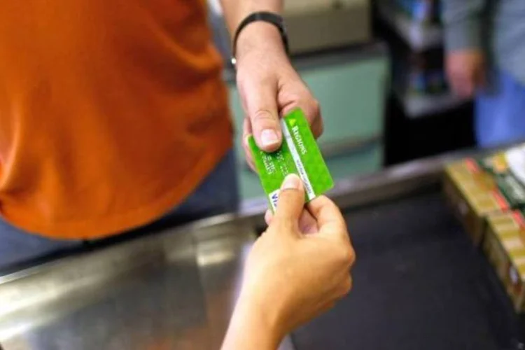 
	Homem faz pagamento com cart&atilde;o: inadimpl&ecirc;ncia caiu 0,2 ponto percentual para empresas e 0,3 ponto percentual para fam&iacute;lias. Taxa m&eacute;dia de juros para pessoas f&iacute;sicas subiu 0,3 ponto percentual e, para empresas, 0,5 ponto&nbsp;
 (Getty Images)