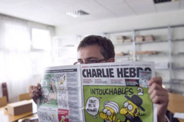 A revista Charlie Hebdo e o cartunista Charb em Paris: "Estas charges insultantes são um complô urdido pelos círculos sionistas", acusou (©AFP / Fred Dufour)