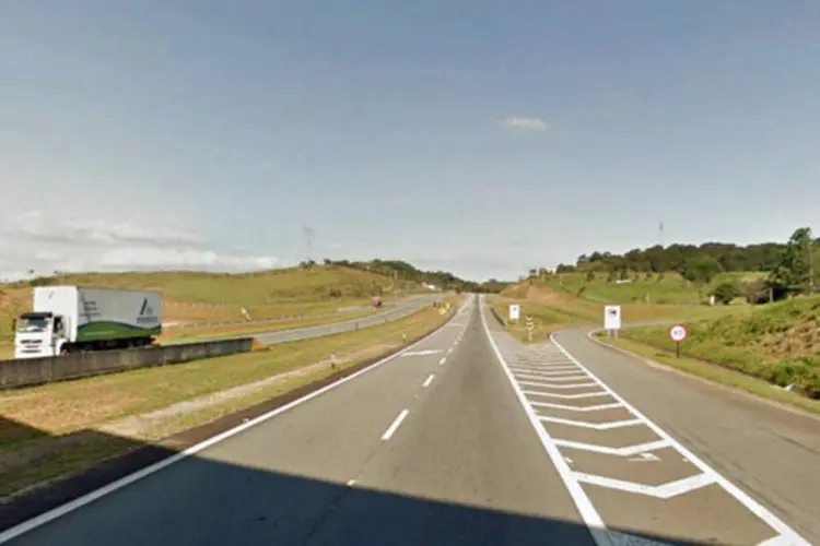 
	Rodovia Ayrton Senna: segundo o Corpo de Bombeiros, o acidente ocorreu quando um &ocirc;nibus tombou no canteiro lateral da rodovia, pr&oacute;ximo &agrave; cidade de Guararema, SP (Reproduão/ Google Street View)