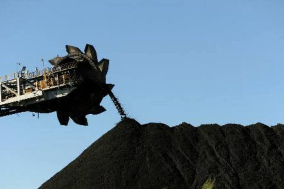 Pilha de carvão no porto de Newcastle, Nova Gales do Sul, Austrália (Greg Wood/AFP)