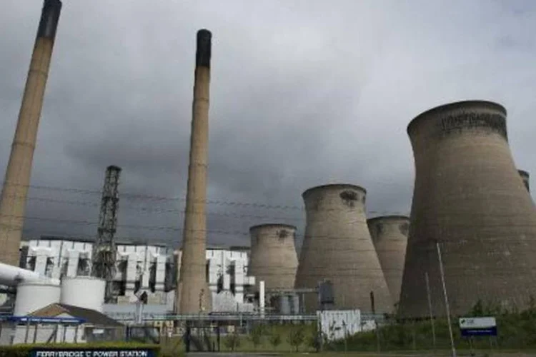 Usina de carvão é vista em Knottingley, Inglaterra (OLI SCARFF/AFP)