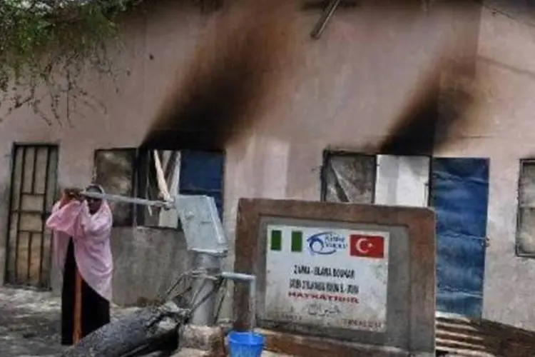 
	Casa queimada por supostos rebeldes do Boko Haram no nordeste da Nig&eacute;ria, em maio
 (AFP)