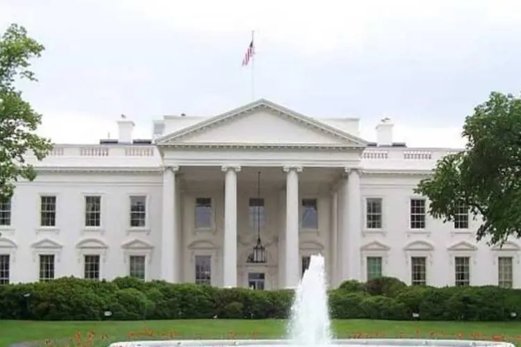 
	Casa Branca, sede do executivo em Washington: &quot;n&atilde;o descartaria uma visita do presidente Castro&quot;, disse porta-voz
 (Wikimedia Commons)