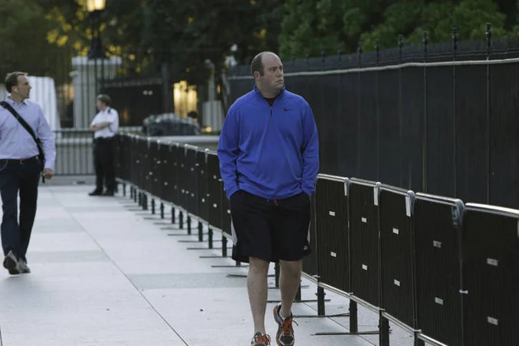 
	Pedestre caminha ao lado da nova cerca de seguran&ccedil;a montada na Casa Branca, em Washington
 (Gary Cameron/Reuters)